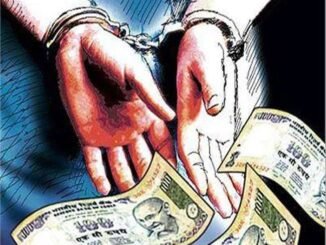 नासिक भ्रष्टाचार निरोधक ब्यूरो ने लोक निर्माण विभाग के नार्थ डिवीजन के कार्यकारी अभियंता कार्यालय के दो लिपिक को रिश्वत लेते हुए गिरफ्तार किया है.