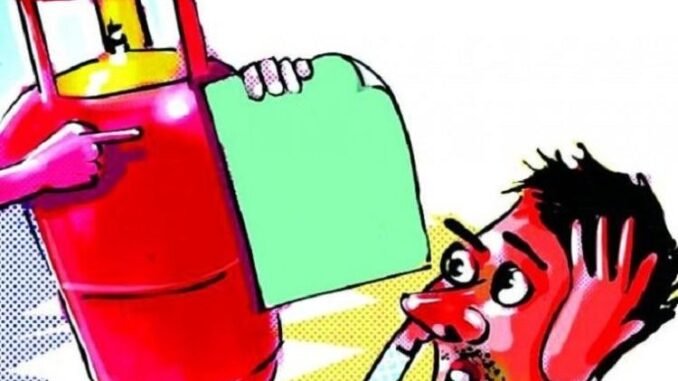 महंगाई डायन... सिलेंडरच्या दरात विक्रमी वाढ, किंमत पोहोचली 1000 रुपयांच्या पार, पाहा नवे दर l Domestic LPG cylinder costlier by Rs 3.50, commercial cylinder hiked by Rs 8, Check rates here