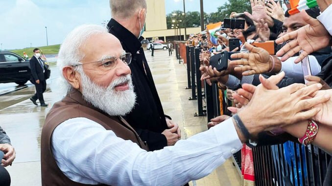 प्रधानमंत्री नरेंद्र मोदी (Prime Minister Narendra Modi) गुरुवार को अमेरिका के तीन दिवसीय दौरे पर है. वाशिंगटन (Washington) पहुँच ते ही . भारतीय अमेरीकियों द्वारा मोदी का भव्य स्वागत किया गया.