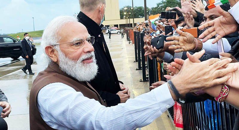 प्रधानमंत्री नरेंद्र मोदी (Prime Minister Narendra Modi) गुरुवार को अमेरिका के तीन दिवसीय दौरे पर है. वाशिंगटन (Washington) पहुँच ते ही . भारतीय अमेरीकियों द्वारा मोदी का भव्य स्वागत किया गया.