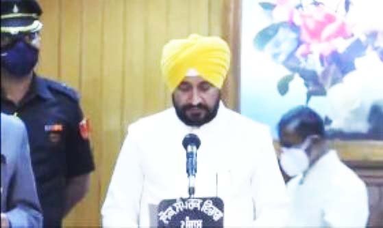 Punjab CM Oath Ceremony : चरणजीत सिंह चन्नी बने पंजाब के नए 'कैप्टन', दो उपमुख्यमंत्रियों के साथ सीएम पद की शपथ