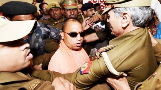 सीएम योगी आदित्यनाथ की सुरक्षा में गंभीर चूक, रिवॉल्वर लेकर सीधा ऑडिटोरियम में घुसा शख्स l Serious lapse in the security of Uttar Pradesh CM Yogi Adityanath