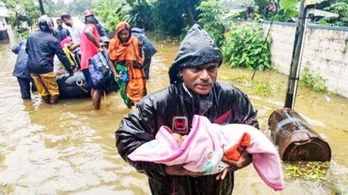 केरल में मूसलाधार बारिश की वजह से 11 लोगों की मौत हो गई है और 12 लोग लापता हो गए है. l Heavy rainfall in Kerala 9 died and 12 people missing
