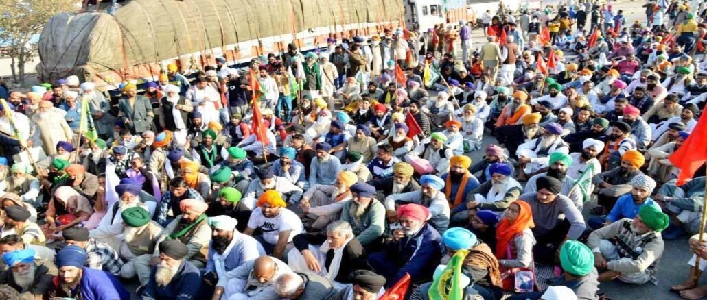 केंद्र सरकार द्वारा संसद के शीतकालीन सत्र में तीन कृषि कानून निरस्त किए जाने के बाद आंदोलित किसानों ने आंदोलन वापस लेने का फैसला किया है...