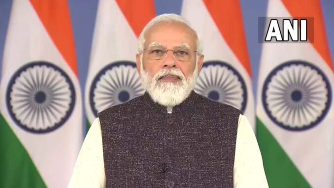 पीएम नरेंद्र मोदी ने आज रात को अचानक देश को संबोधित किया है. उन्होंने कोरोना के ओमिक्रॉन वेरिएंट के बढ़ते मामलों को देखते हुए लोगों को सचेत रहने की अपील की है...