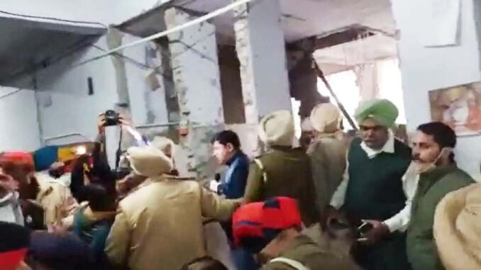पंजाब के लुधियाना जिला कोर्ट में धमाके से दो लोगों के मारे जाने की खबर है. जिला कोर्ट के दूसरे फ्लोर पर हुए इस धमाके में पांच अन्य लोगों के घायल होने की भी जानकारी मिली है...