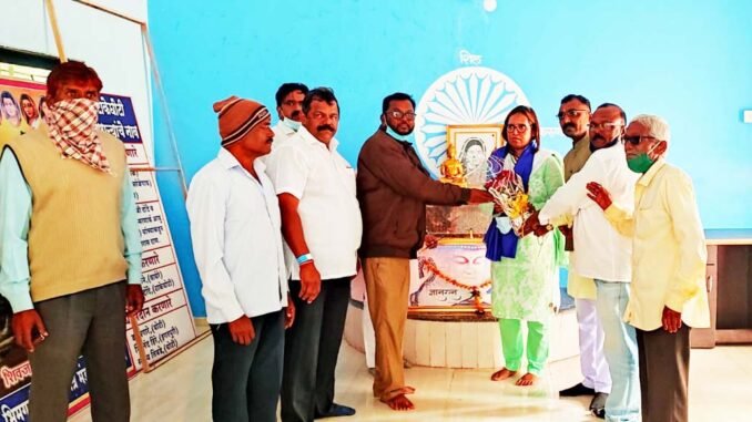 राज्याच्या शालेय शिक्षणमंत्री वर्षा गायकवाड यांची टाकेघोटी (घोटी) येथील बुध्दाविहार आणि दलित वस्तीला सदिच्छा भेट दिली. l Education Minister Varsha Gaikwad visited Buddha Vihar at Takeghoti igatpuri ghoti