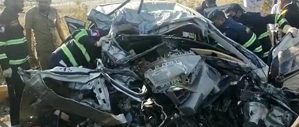 पुणे-मुंबई महामार्गावर भीषण अपघात, पाच जणांचा जागीच मृत्यू, कारचा चक्काचूर l Pune-Mumbai Expressway major accident