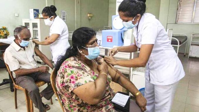 देश में कोरोना और उसके नए ओमिक्रॉन वेरिएंट का प्रसार काफी तेजी से हो रहा है. इसे देखते हुए स्वास्थ्य विभाग आज से कोरोना वैक्सीन की प्रि‍कॉशन डोज यानि बूस्टर डोज लगाने की शुरुआत कर रहा है Corona Booster dose
