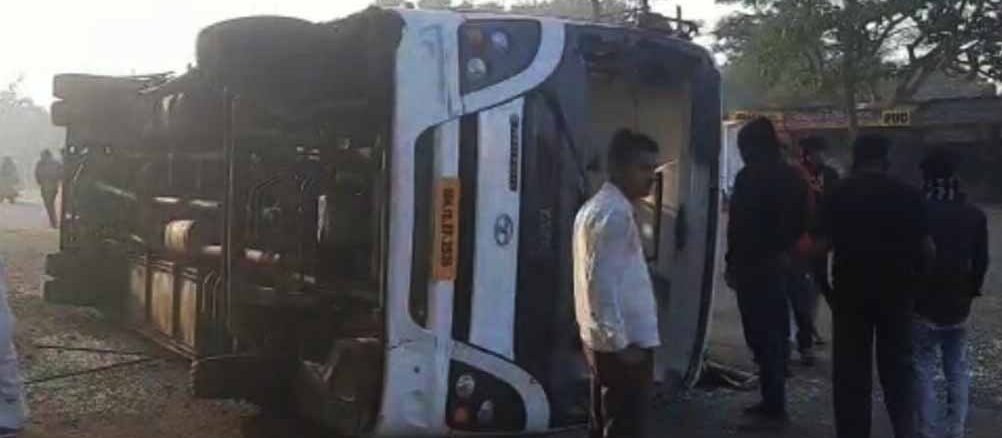 SMBT कॉलेज बसला भीषण अपघात; २२ हुन अधिक विद्यार्थी जखमी l SMBT College student Major accident near Nashik-Aurangabad highway Nashik