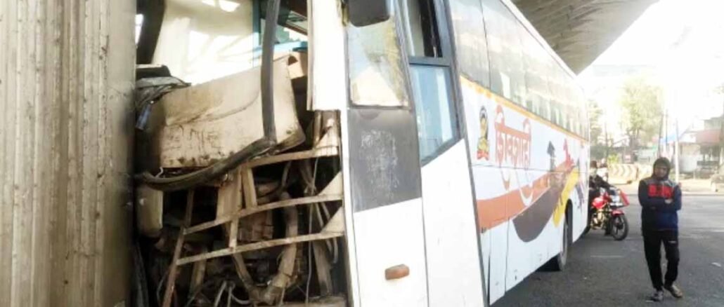 Nashik : ‘शिवशाही’ला भीषण अपघात; दुचाकीस्वार जागीच ठार, अनेक जखमी l major accident of Shivshahi bus one killed on the spot, six injured nashik nasik