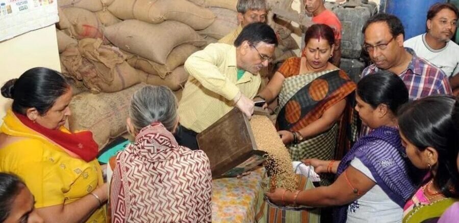 धुळे जिल्ह्यातील ११ स्वस्त धान्य दुकानांचे परवाने एका महिन्यासाठी निलंबित करण्यात आले आहे. l 11 Ratuib shops licenses suspended Dhule