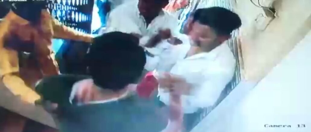 Nashik : रुग्णालयात राडा घालत डॉक्टर पुत्राला बेदम मारहाण; घटना CCTV मध्ये कैद l Doctors son beaten by youth in Hospital in Nashik Nasik