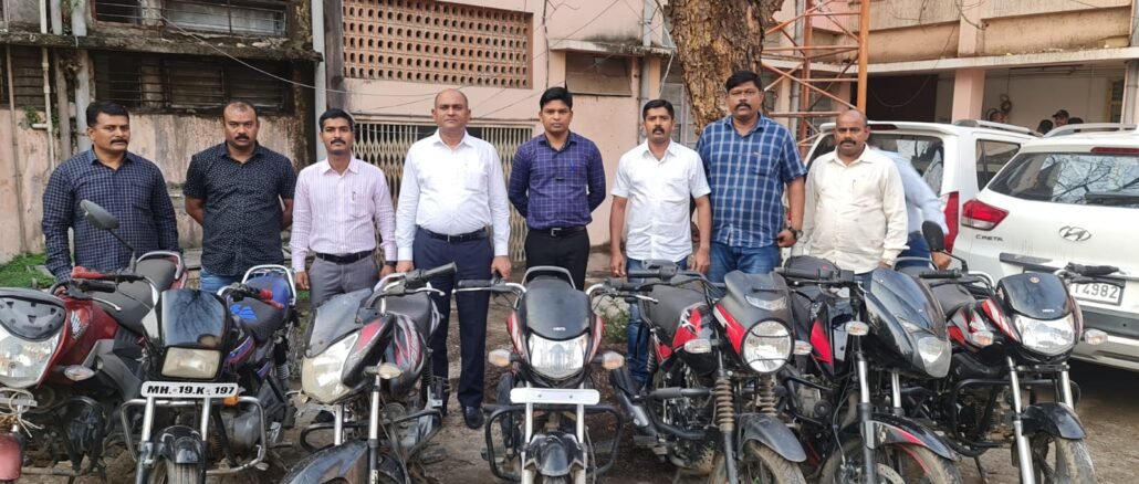 जिल्ह्याभरात चोरीला गेलेल्या सात मोटारसायकल सह दोन अल्पवयीन अटकेत l Two minors arrested with seven stolen motorcycles across Dhule district