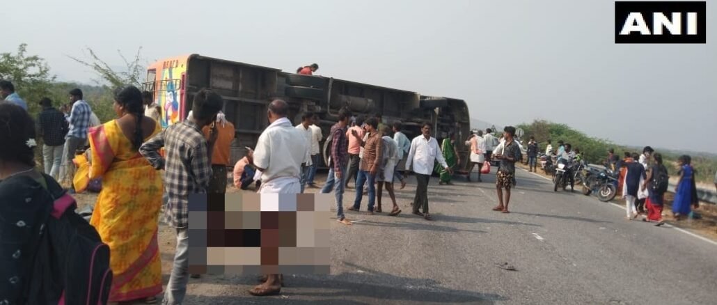 बस पलटून भीषण अपघात, विद्यार्थ्यांसह 8 जणांचा मृत्यू; 20 जखमी l Bus overturned eight dead and more than 20 critically injured Karnataka