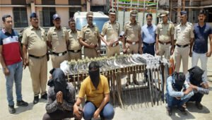 महाराष्ट्रात दंगल घडवण्याचा कट?, धुळ्यात चौघांकडून तब्बल 89 तलवारी, 1 खंजीर जप्त l 89 swords 1khanjar seized in Sonagir Dhule