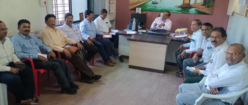 वरिष्ठ व निवड श्रेणीचे प्रशिक्षण लवकर लावणे बाबत मुख्याध्यापक संघाची शिक्षणाधिकाऱ्यांकडे मागणी l Demand of headmaster's group to education authorities for early training Nashik