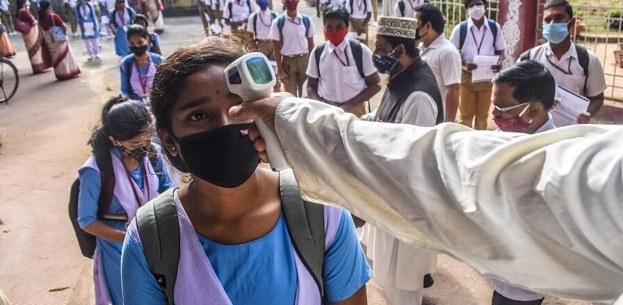 खळबळजनक! विद्यार्थी पुन्हा कोरोना व्हायरसच्या विळख्यात; शाळेतील तब्बल 64 जण 'पॉझिटिव्ह' l 64 school students tested COVID 19 positive in Rayagada district Odisha