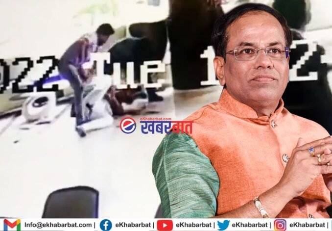 खळबळजनक! ‘सरल वास्तू’चे चंद्रशेखर गुरुजी यांची चाकूने भोसकून हत्या; घटना CCTV मध्ये कैद l Chandrashekhar Guruji of 'Saral Vastu' fame stabbed to death in broad daylight in Hubballi